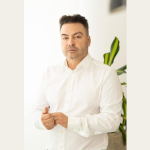 Ademir Pereira de Andrade explica como as taxas de juros moldam o poder de compra e as estratégias no mercado imobiliário em 2025.