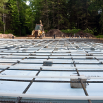 Flechas e vibrações em lajes ganham controlo quando Valderci Malagosini Machado demonstra como a especificação e a execução corretas evitam patologias estruturais.