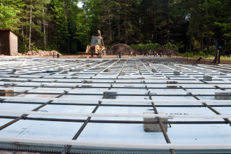 Flechas e vibrações em lajes ganham controlo quando Valderci Malagosini Machado demonstra como a especificação e a execução corretas evitam patologias estruturais.