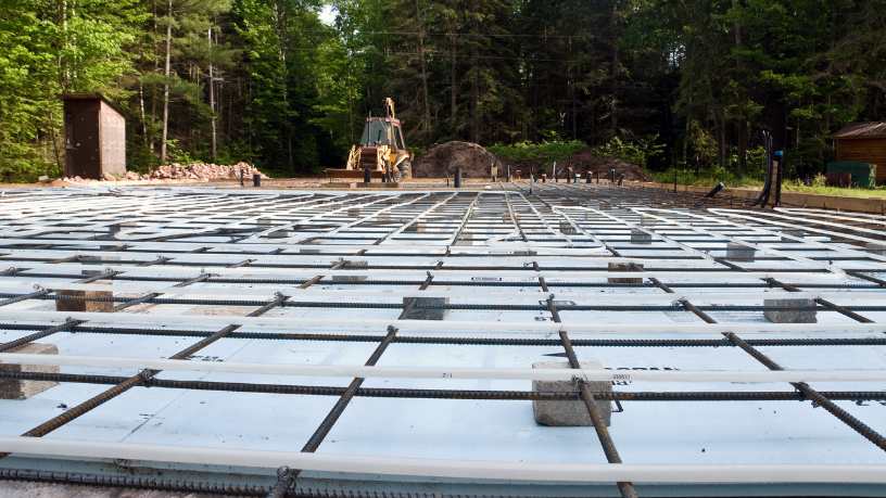 Flechas e vibrações em lajes ganham controlo quando Valderci Malagosini Machado demonstra como a especificação e a execução corretas evitam patologias estruturais.