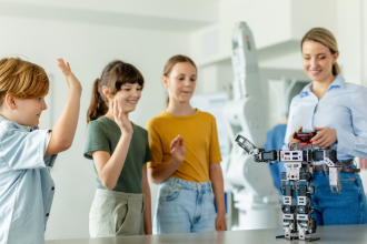 Robótica nas escolas públicas: como Sérgio Bento De Araújo analisa essa porta de entrada para a formação tecnológica que pode transformar o futuro dos estudantes.