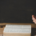 Os gestos e posturas corporais na oração expressam reverência e fé vivida, como explica Jose Eduardo De Oliveira e Silva.