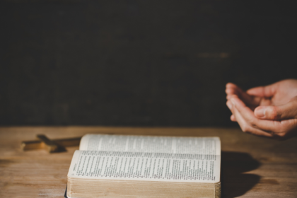 Os gestos e posturas corporais na oração expressam reverência e fé vivida, como explica Jose Eduardo De Oliveira e Silva.