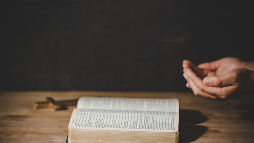 Os gestos e posturas corporais na oração expressam reverência e fé vivida, como explica Jose Eduardo De Oliveira e Silva.