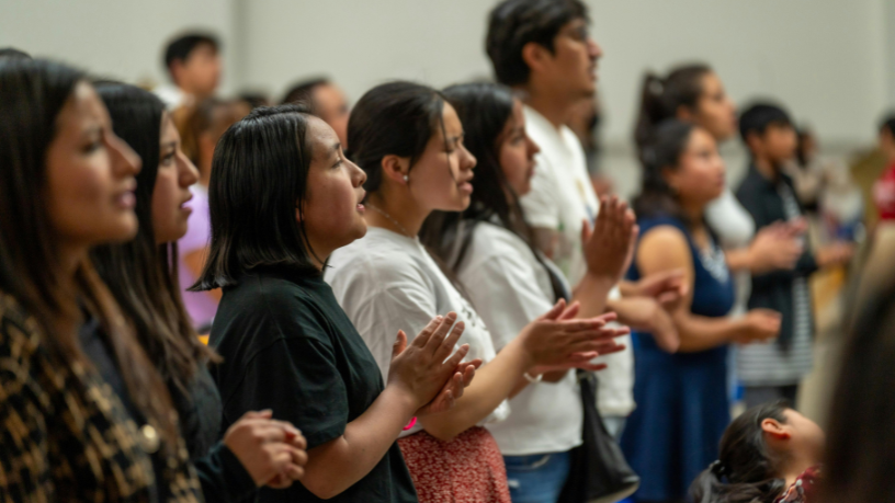 A oração também se manifesta por meio de gestos e posturas corporais conscientes, segundo Jose Eduardo De Oliveira e Silva.